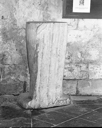 Vue d'un autre bénitier taillé dans une ancienne statue.