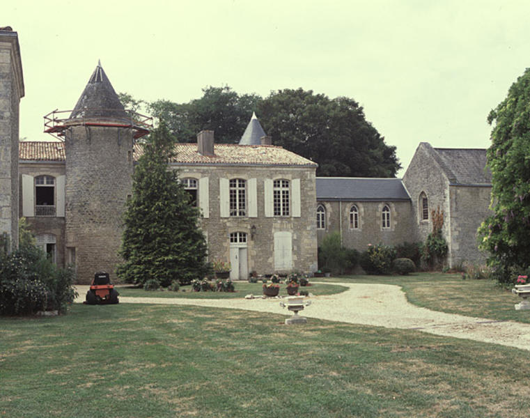 Logis, corps de bâtiment principal et chapelle vus depuis le nord