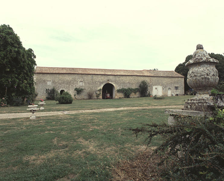 Communs à l'ouest, élévation est