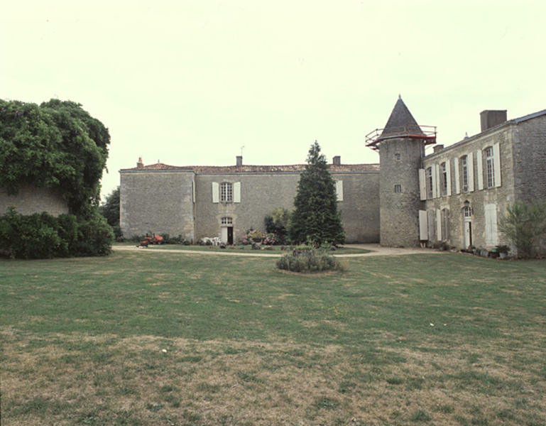 Logis et tour de l'aile ouest détruite, vue générale depuis l'ouest