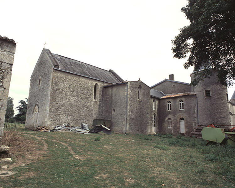 Chapelle et corps de bâtiment la reliant au logis vus depuis le sud-ouest