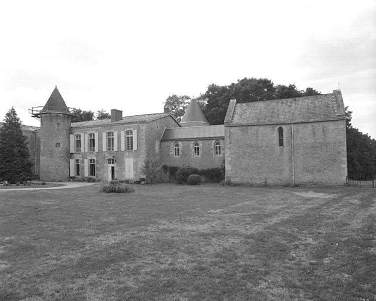 Logis, corps de bâtiment principal et chapelle vus depuis le nord