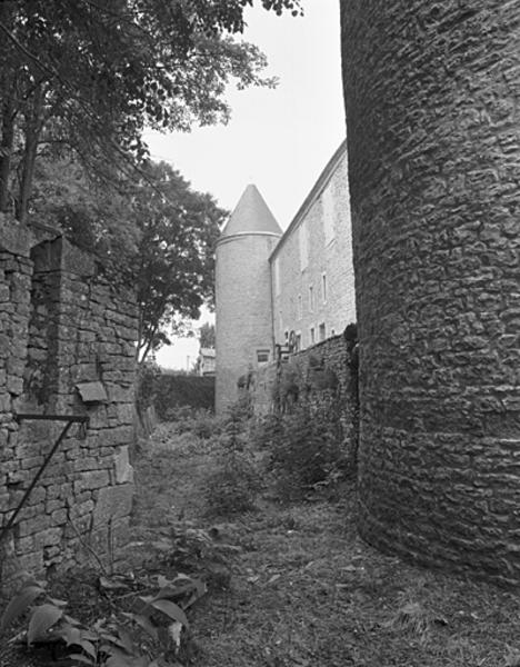 Corps de bâtiment principal, élévation postérieure sud vue de trois-quarts depuis la droite et puits (à gauche de la vue)
