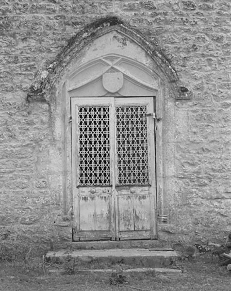 Chapelle, façade, détail de la porte