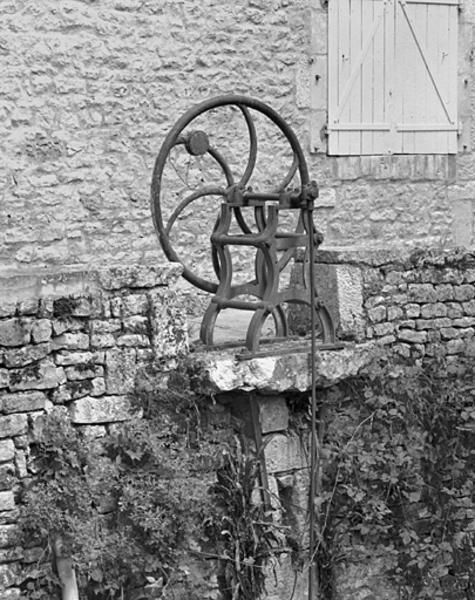 Aile principale, élévation postérieure sud, pompe sur la terrasse