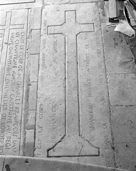 Chapelle, dalle funéraire d'Armande-Marie-Colombe de Chantigné, décédée en 1868