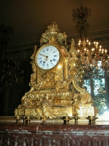 Garnitures de cheminée composées de deux chandeliers et d'une horloge