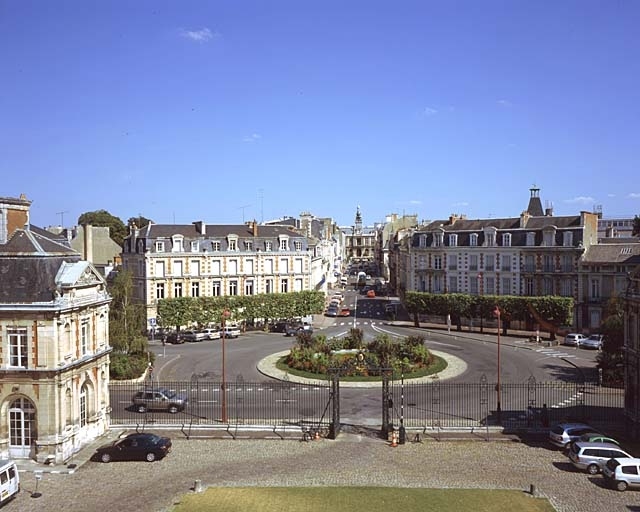 Vue générale, place Aristide-Briand.