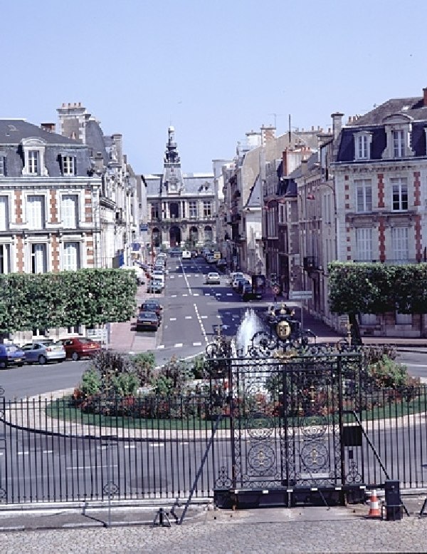 Vue de la rue Impériale depuis la préfecture.