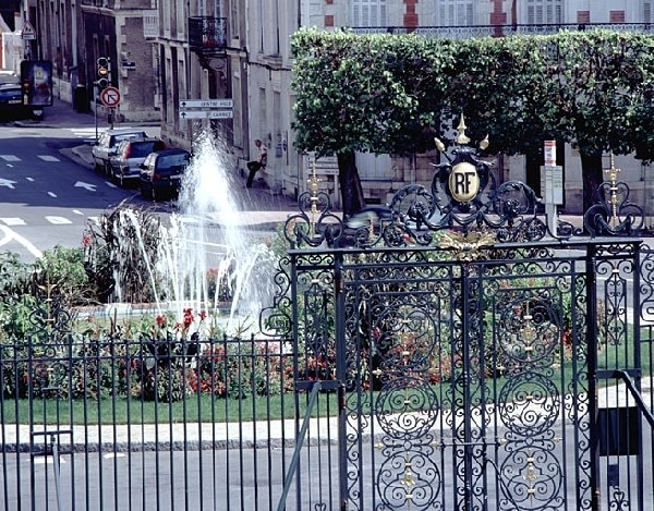 Détail, place Aristide-Briand.