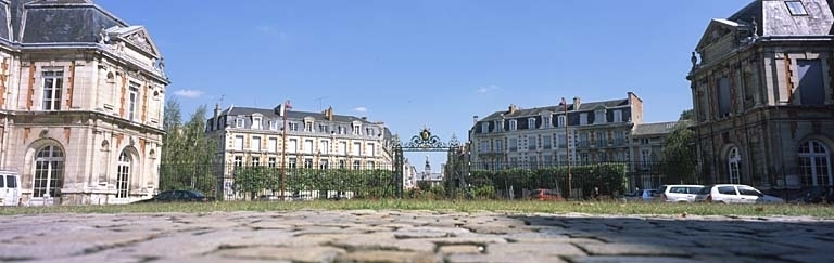 Vue panoramique, la place Aristide-Briand depuis la cour d'honneur de la préfecture.