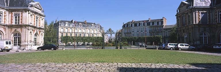 Vue panoramique, la place Aristide-Briand depuis la cour d'honneur de la préfecture.