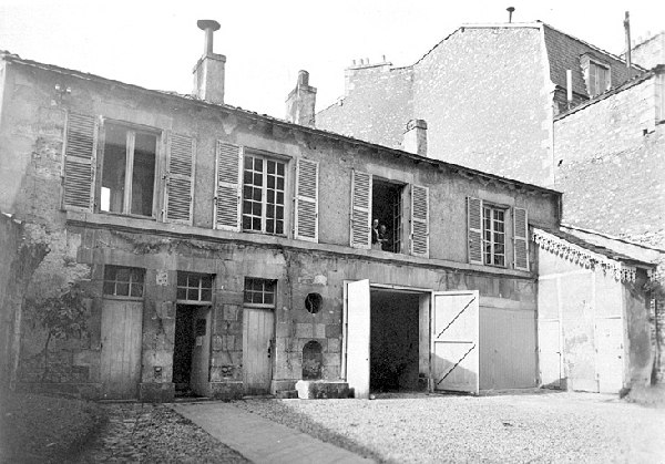 Vue générale, annexe de la préfecture, façade sur cour (impasse des Ecossais), vers 1950.