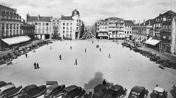 Vue de la préfecture, de la rue Impériale, de la place de l'hôtel de ville depuis l'hôtel de la ville, actuelle place du Maréchal-Leclerc.