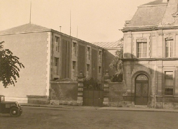 Vue de l'ancien bâtiment des archives, avant 1963.