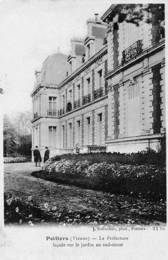 Vue générale, façade sur jardin.