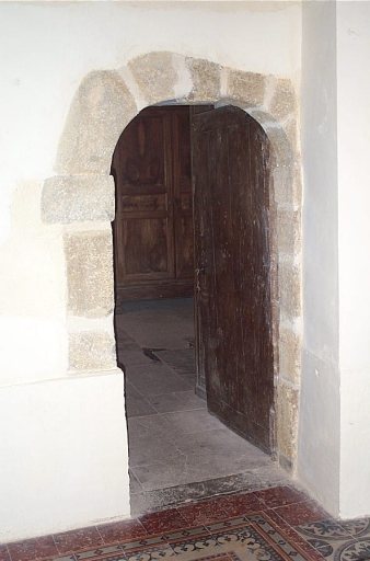 Porte de la sacristie vue depuis le choeur.