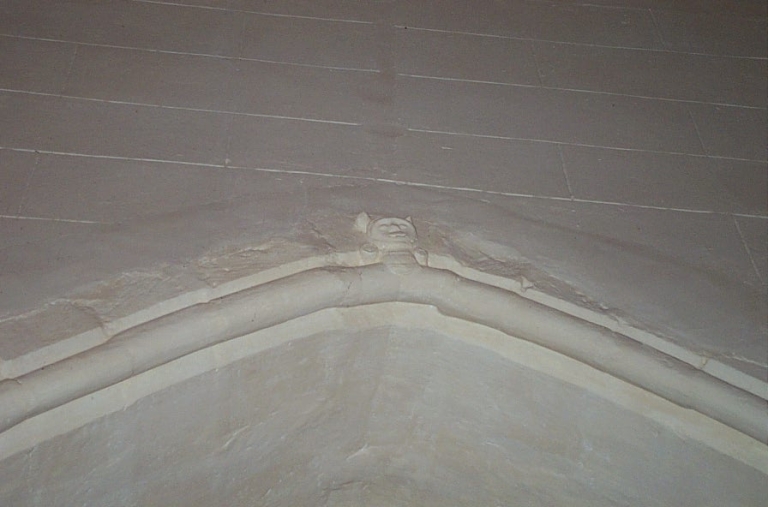 Chapelle latérale nord, arcade, clé vue depuis la croisée.