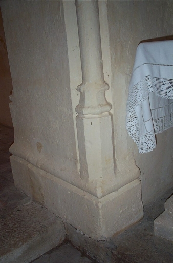 Chapelle latérale nord, arcade, base moulurée.