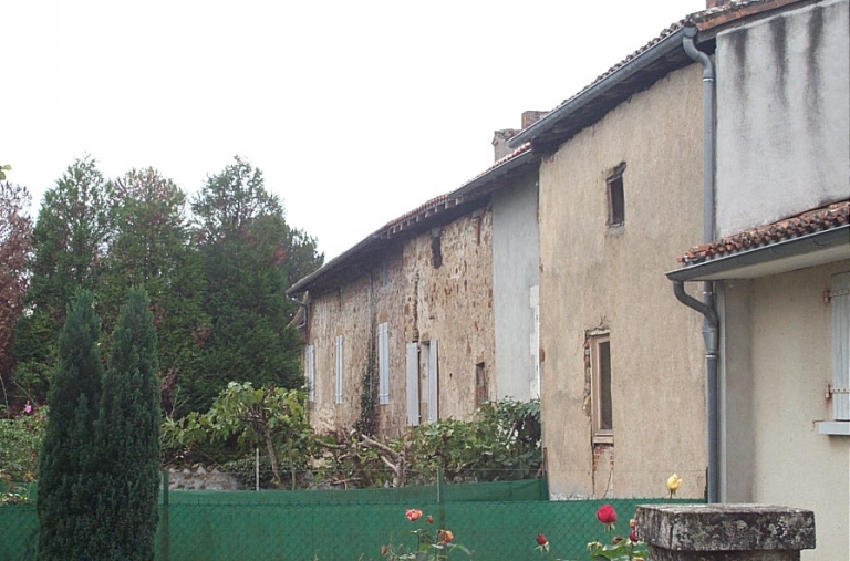 Façade sur cour d'un possible ensemble religieux.
