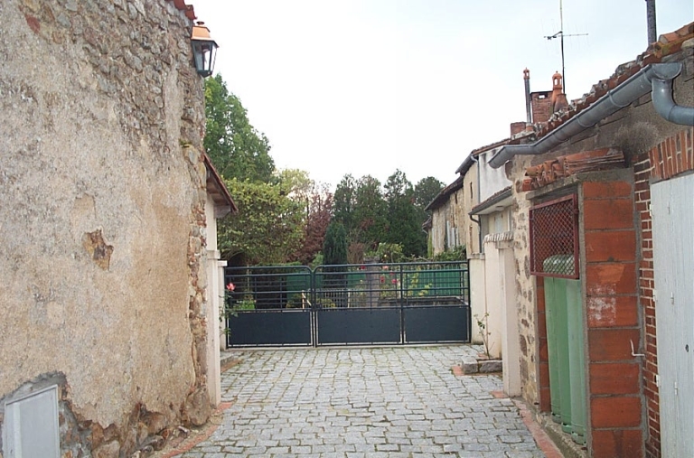Emplacement possible d'un portail.