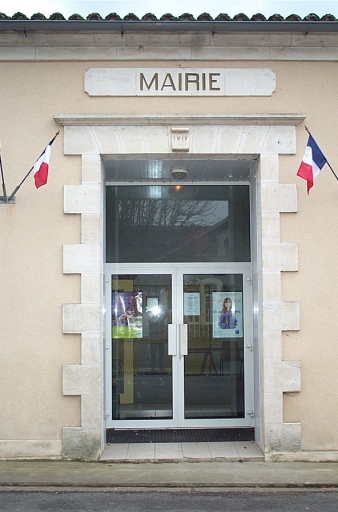 Vue de la porte et de l'inscription.