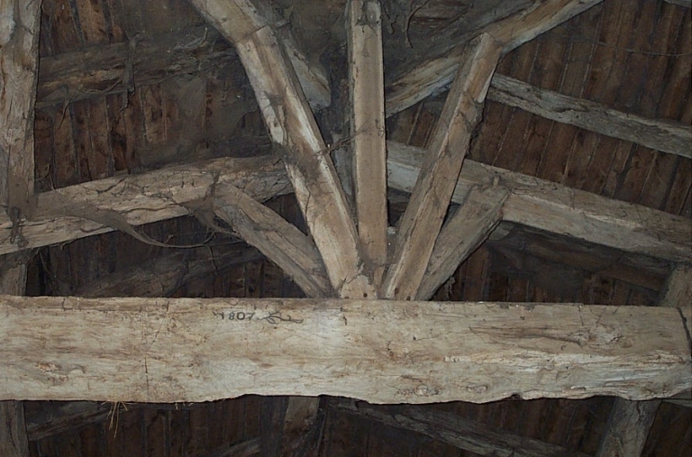 Date peinte à l'intérieur de la grange.