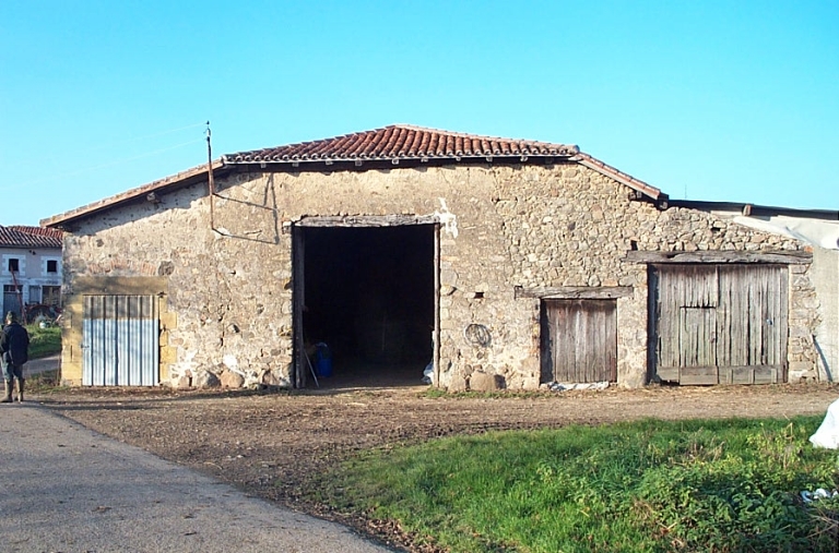Grange-étable à demi-croupe en façade.