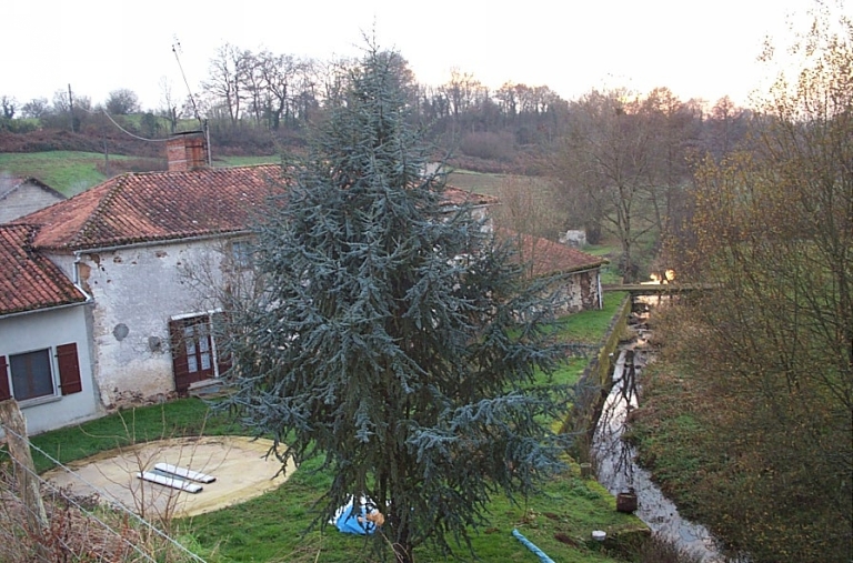 Vue du logement et du canal.