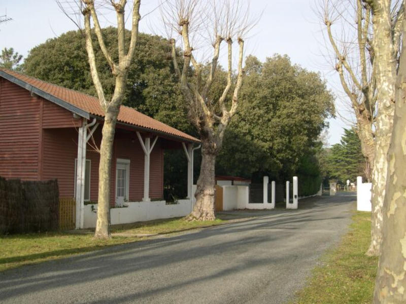 Logement du gardien et portail d'entrée vus depuis le sud-est