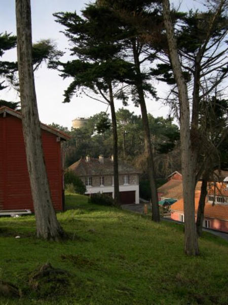 Bâtiment des pompiers au sud-ouest et château d'eau vus depuis le sud-est