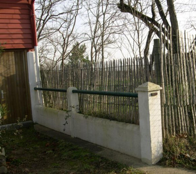 Clôture de la propriété près du logement sud