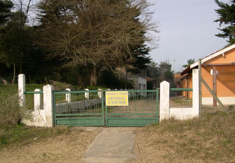 Portail et clôture de la propriété à l'angle sud-ouest