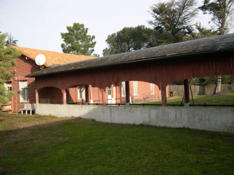 Bâtiment nord-ouest et galerie couverte vus depuis le sud-ouest
