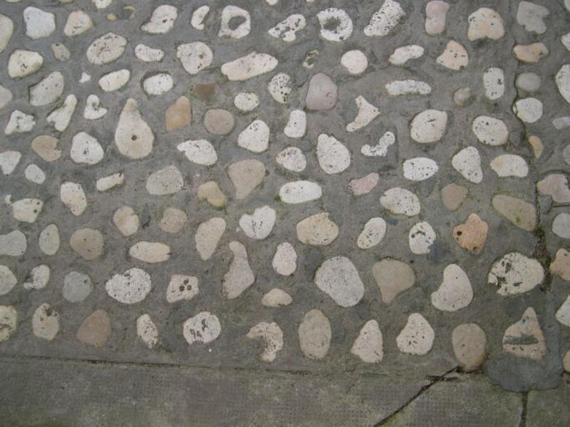 Galerie couverte au nord-ouest, détail du sol