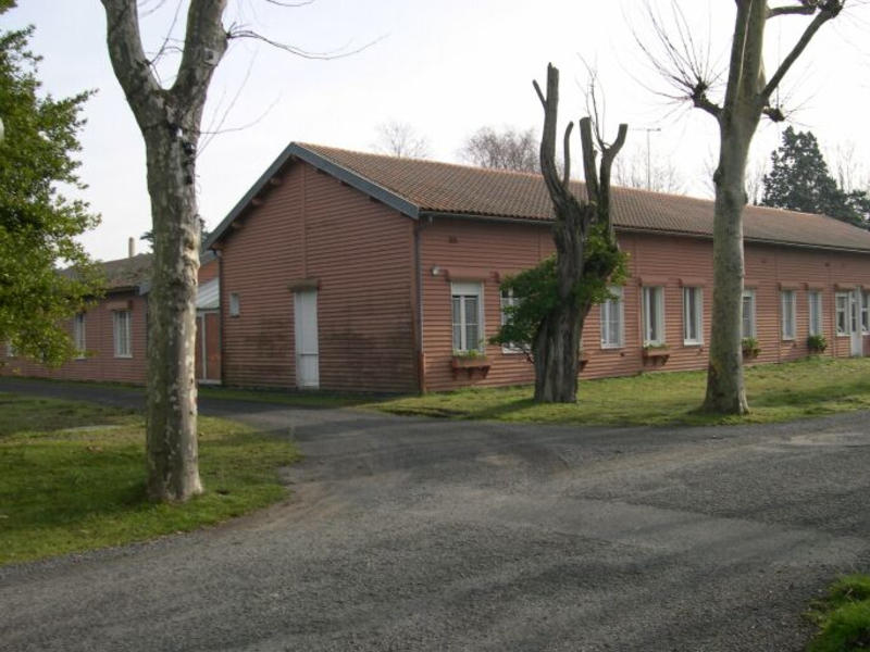 Bâtiment de l'administration à l'est de l'allée centrale vu depuis le nord-ouest