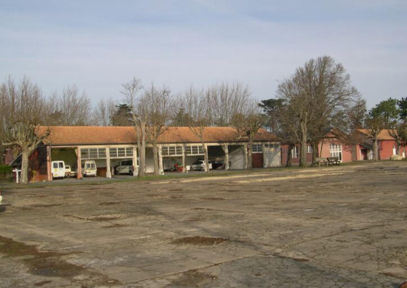 Partie sud-est, emplacement des hangars à hydravions, bâtiment transformé en préau, élévation sud, et salle de spectacle à droite