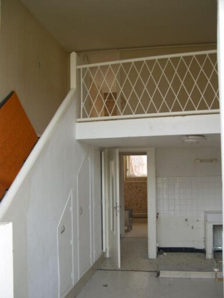 Bâtiment perpendiculaire à la salle de spectacle, logement du personnel, intérieur, vue de l'un des logements depuis sa porte d'entrée