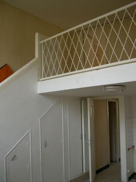 Bâtiment perpendiculaire à la salle de spectacle, logement du personnel, intérieur, vue de l'un des logements, escalier et mezzanine