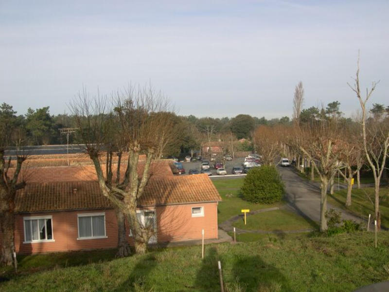 Allée centrale et bâtiments ouest vus depuis le sud