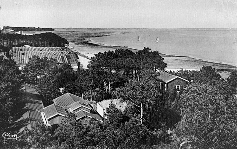 Vue aérienne depuis le nord-ouest, avant destruction du dernier hangar à hydravions.