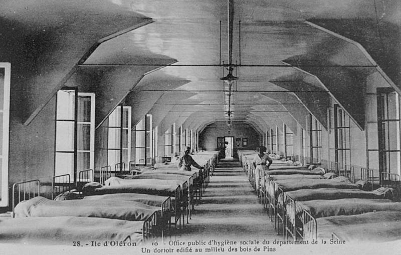 Intérieur d'un bâtiment, dortoir.