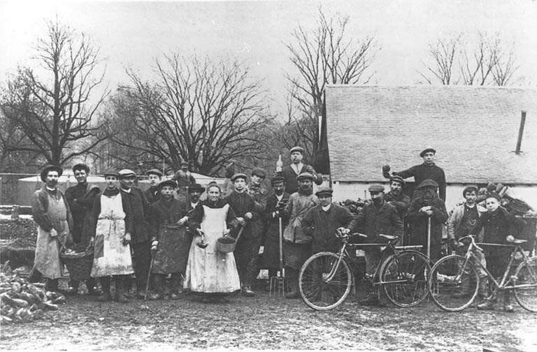 Les ouvriers de la distillerie et la cantinière.