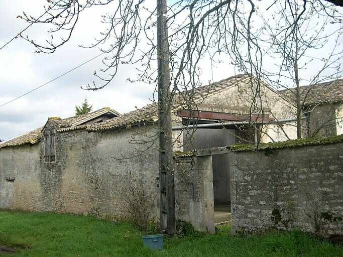 La grange à façade en pignon.