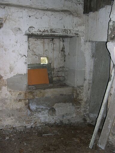 Potager à l'intérieur de l'ancien logement aujourd'hui transformé en grange.