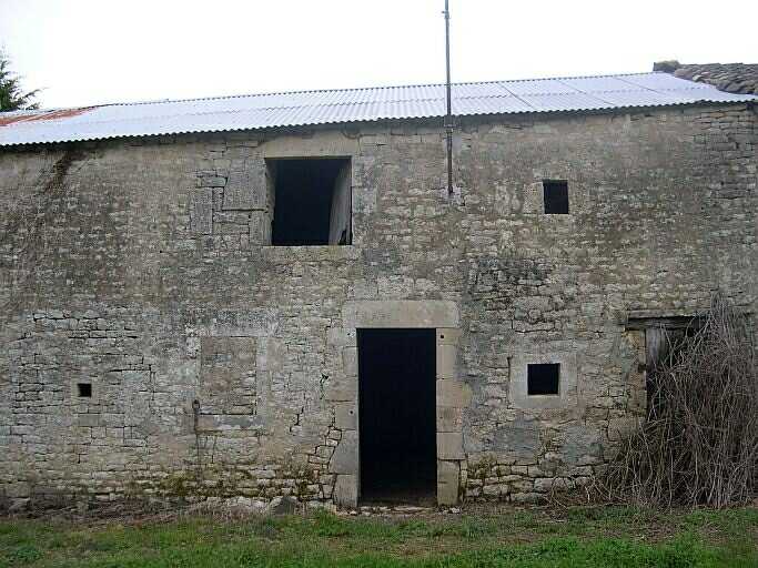 La façade de l'ancien logement, pièce de droite.