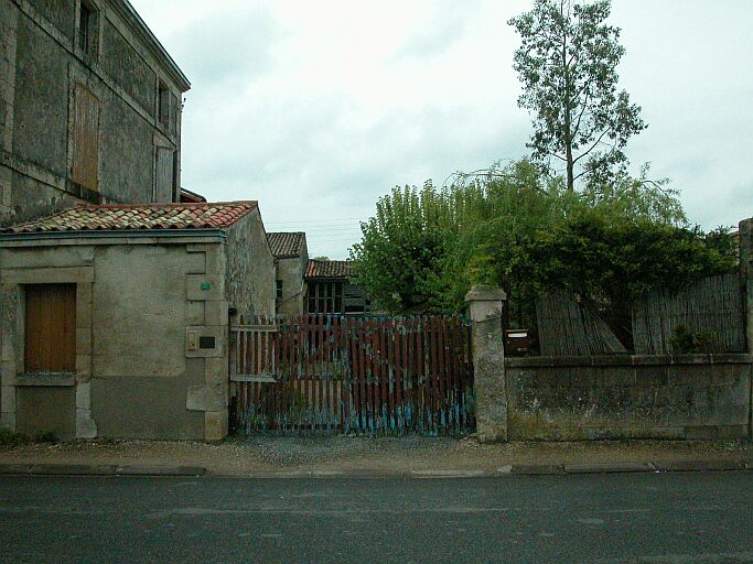 Les dépendances, perpendiculaires à l'ancien logement.