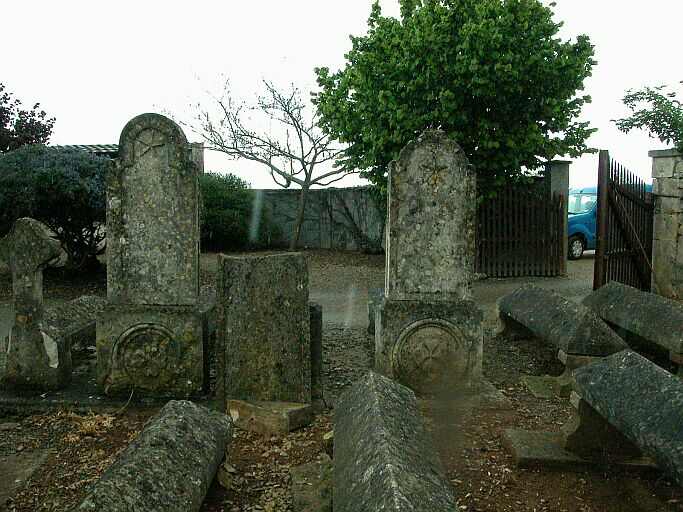 Tombes en bâtière dont l'arrière est décoré d'une étoile.