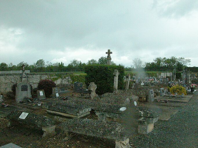 Tombes et croix de cimetière.