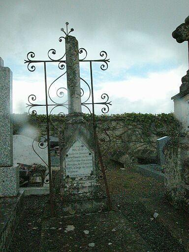 Tombe à colonne tronquée.